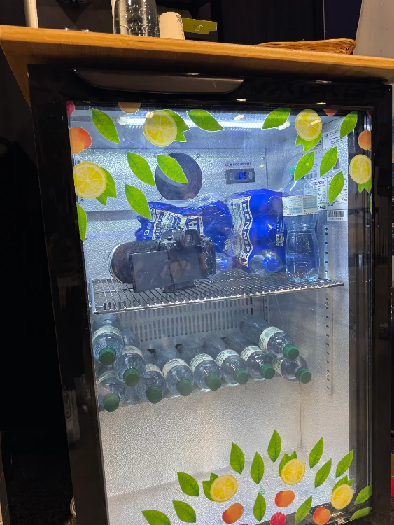 La caméra sur le frigo · coulisses