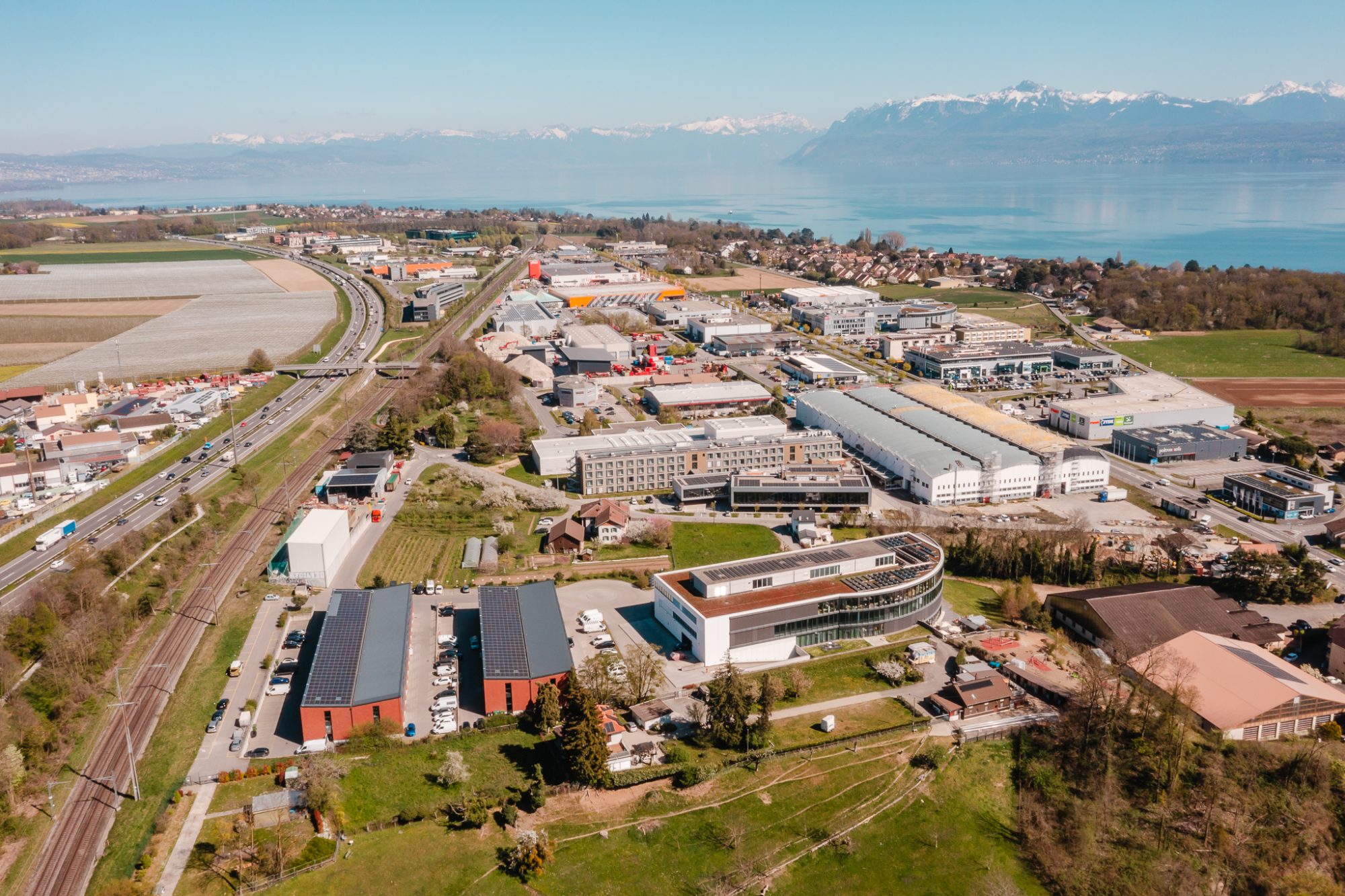Vue drone d'une zone d'activités au bord du Léman