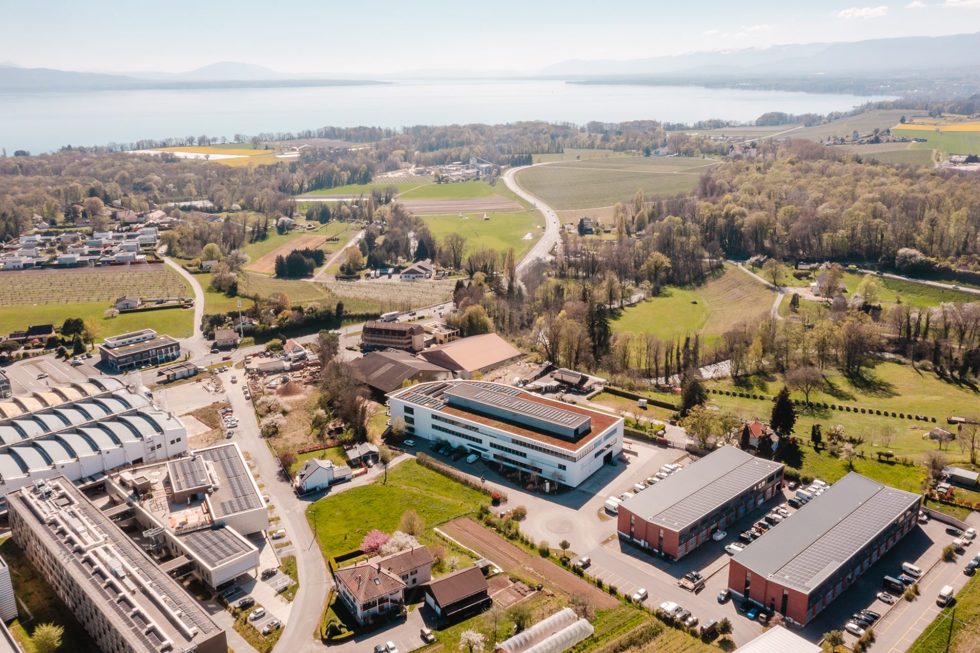 Vue drone, bâtiments d'activités et Léman