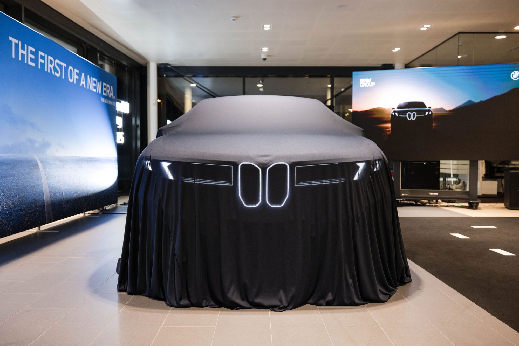 BMW iX3, Emil Frey : La iX3 sous la bâche, avant la révélation