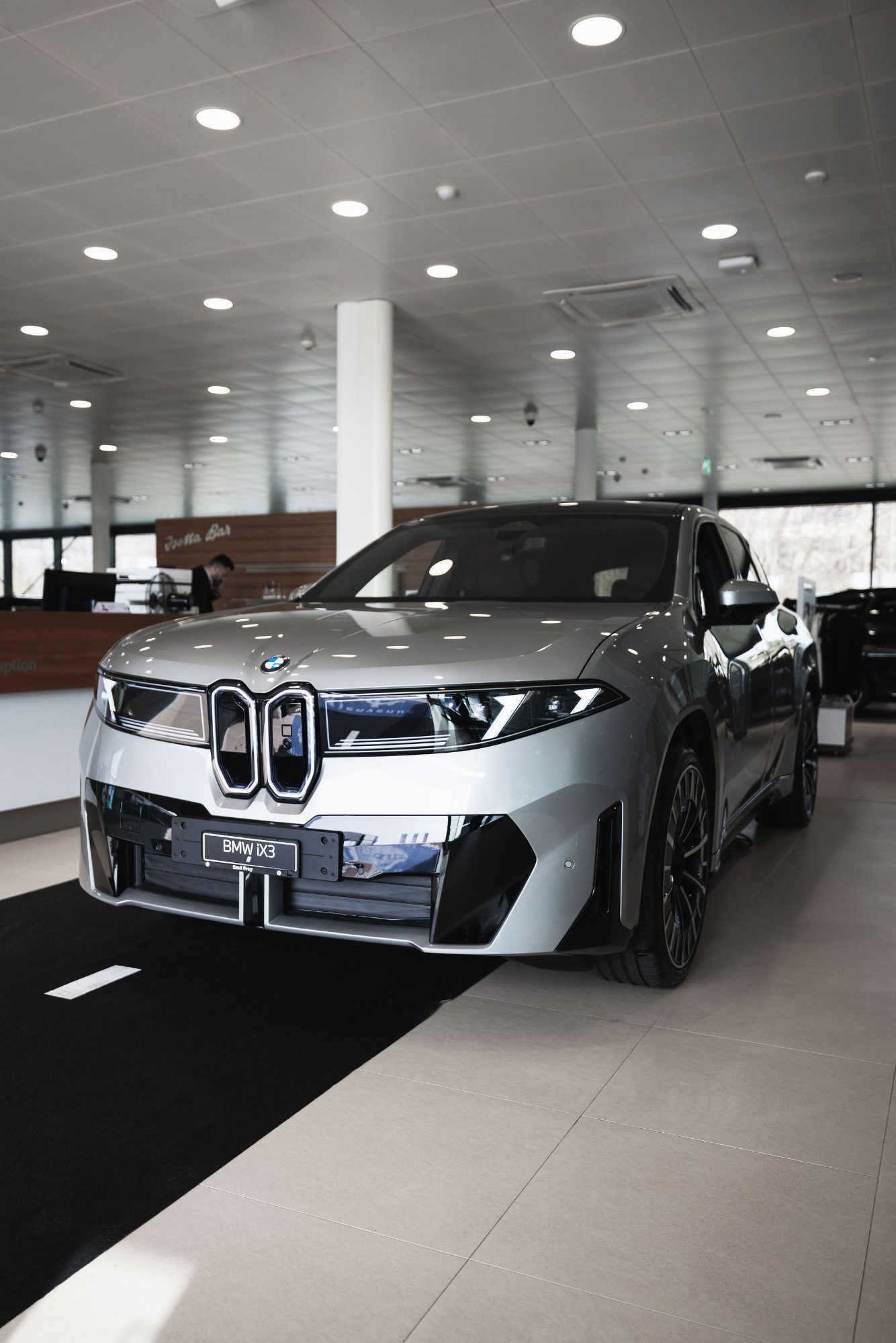 BMW iX3, Emil Frey : En showroom
