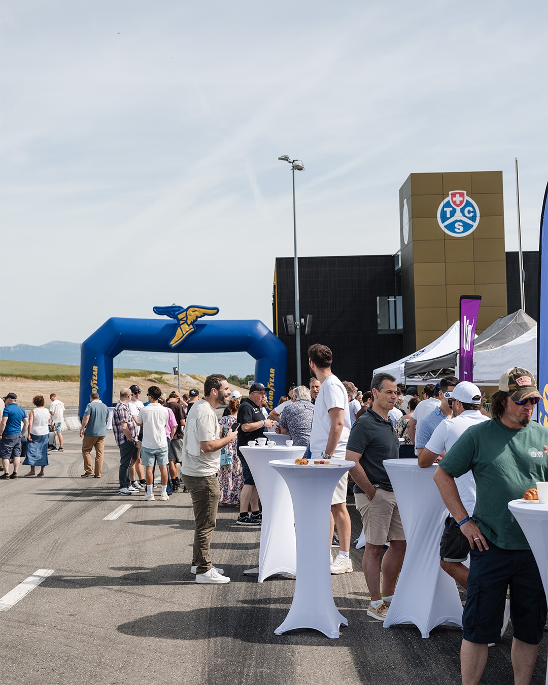 Emil Frey au circuit TCS de Cossonay : Les invités devant le centre TCS