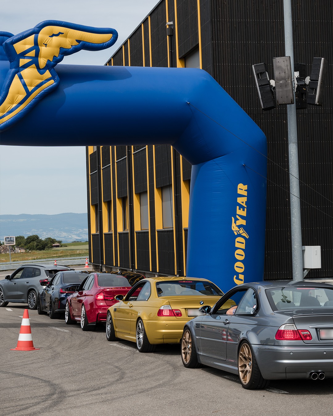 Emil Frey au circuit TCS de Cossonay : La file de M sous l’arche Goodyear