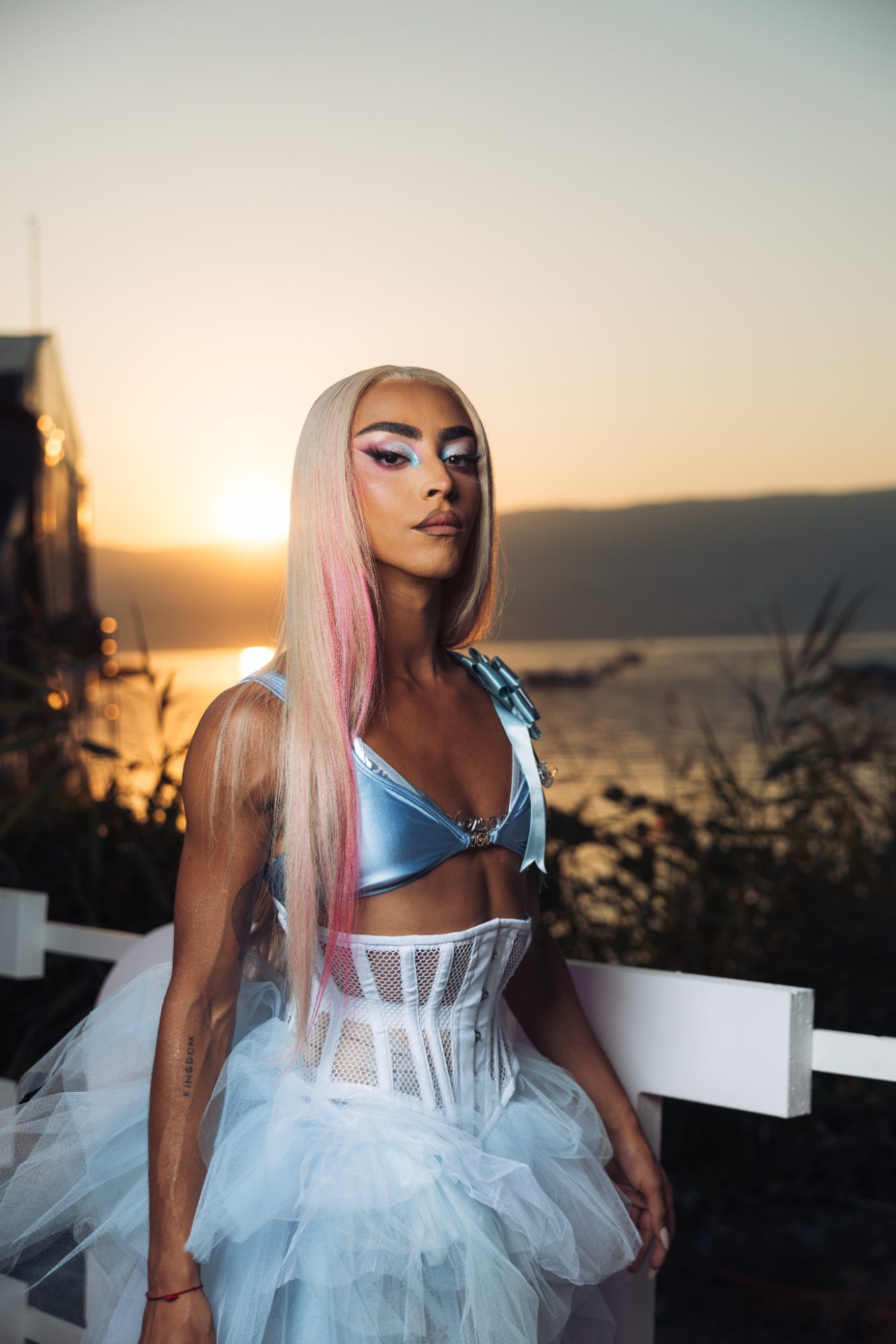Bilal Hassani, au bord du lac