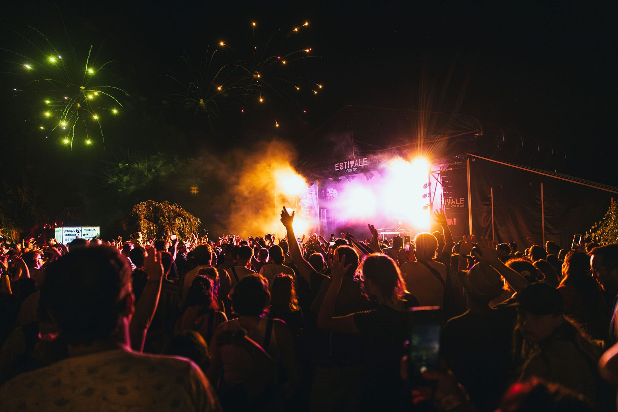 Foule de nuit, lumières
