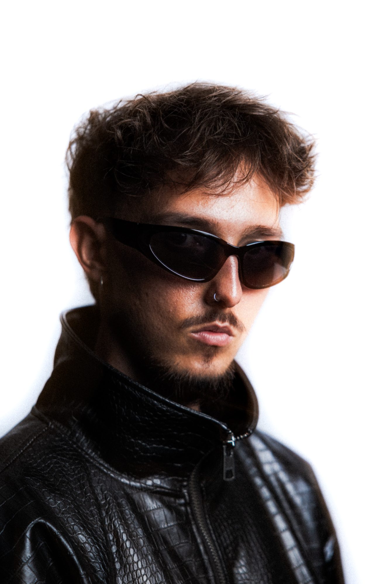 Portrait en studio, fond blanc